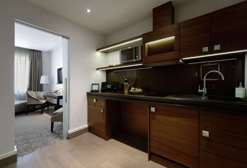 هتل Maximilian’s