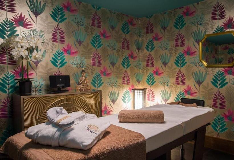 Holyrood Hotel   Leisure Centre & The Spa At Orchids