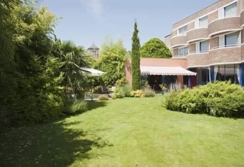 Отель Grand Hôtel De Solesmes   Teritoria