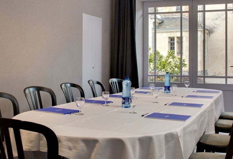 호텔 Grand Hôtel De Solesmes   Teritoria