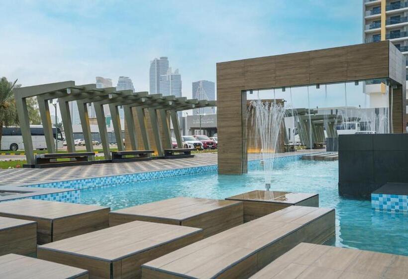 هتل Holiday International