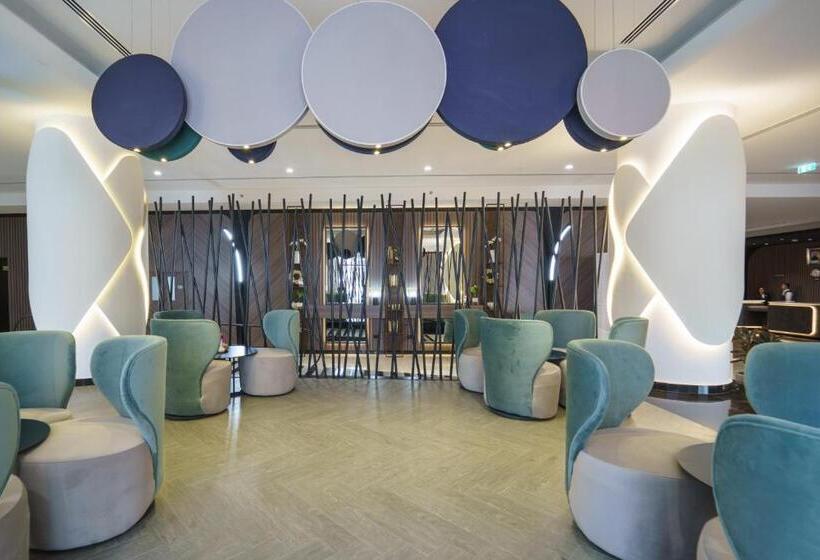 هتل Holiday International