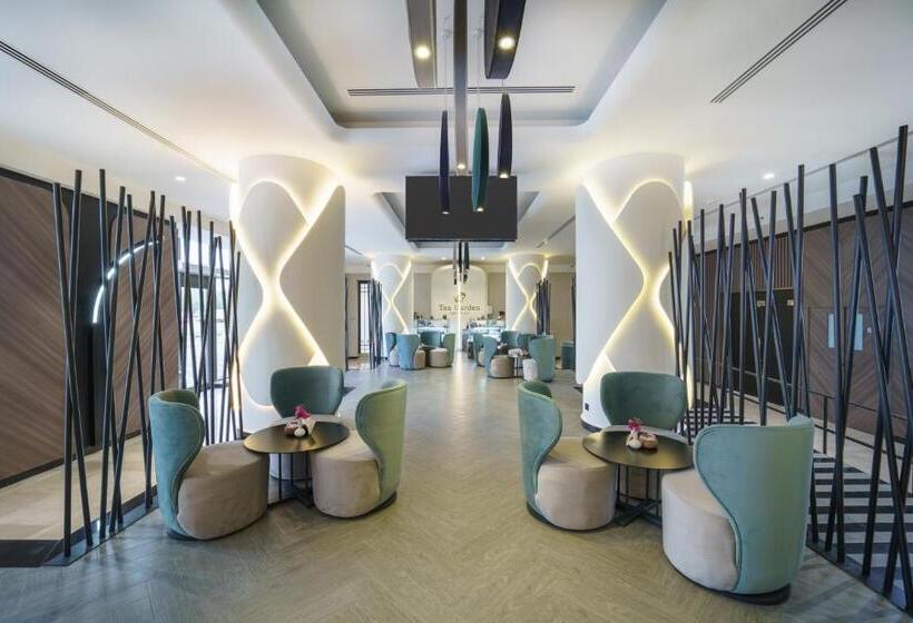 هتل Holiday International