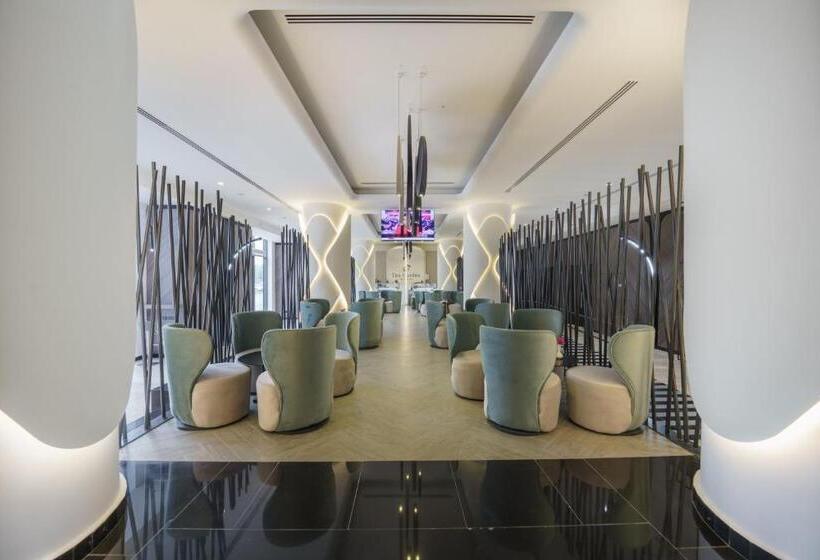 هتل Holiday International