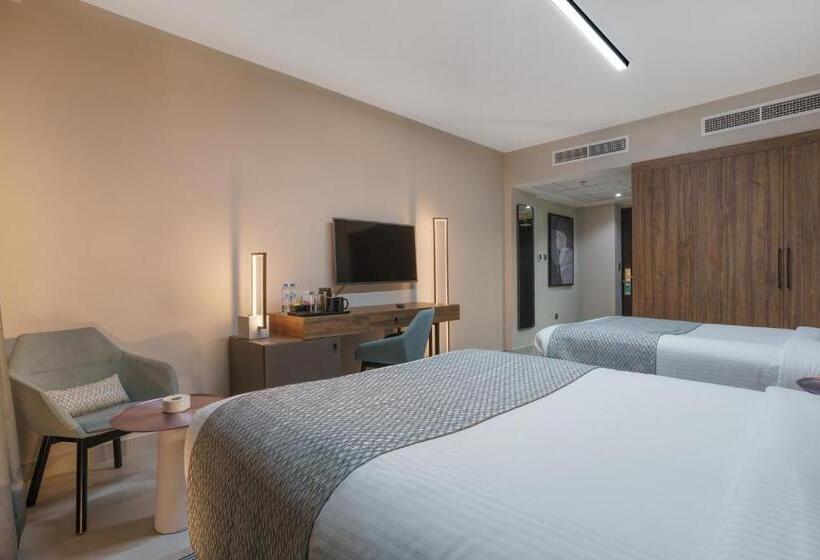 هتل Holiday International