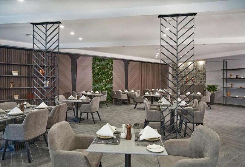 هتل Holiday International