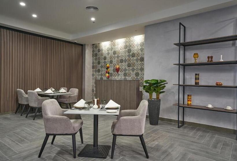 هتل Holiday International