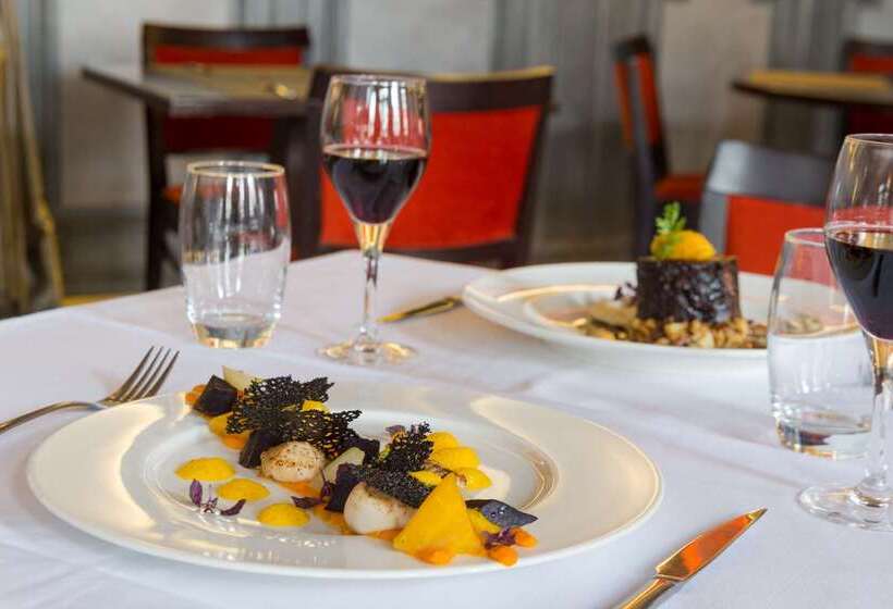 ホテル Hôtel Aux Vieux Remparts, The Originals Relais