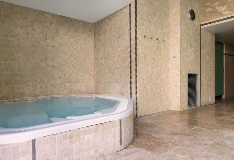 ホテル Hôtel Aux Vieux Remparts, The Originals Relais