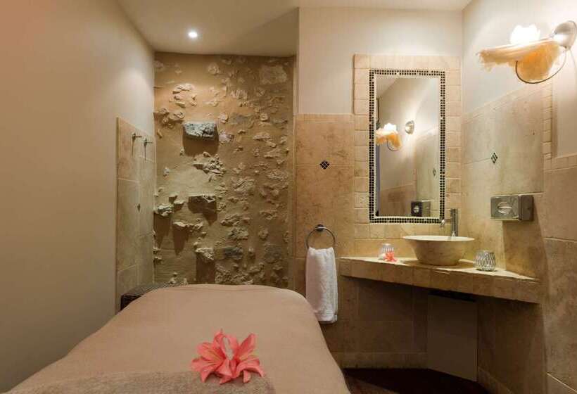 ホテル Hôtel Aux Vieux Remparts, The Originals Relais