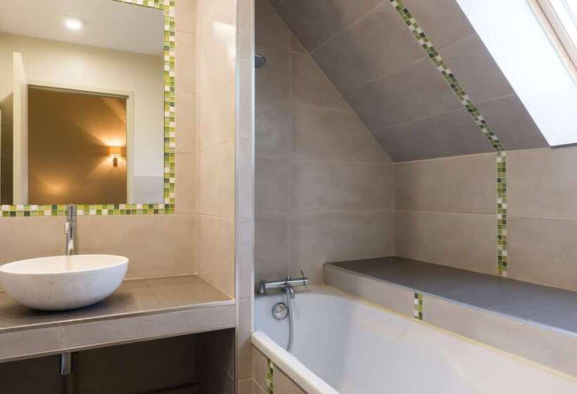 ホテル Hôtel Aux Vieux Remparts, The Originals Relais