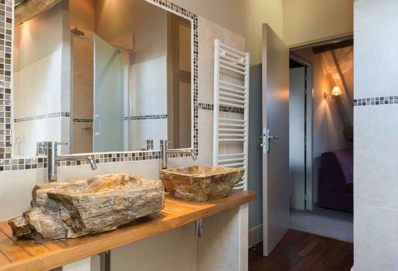 ホテル Hôtel Aux Vieux Remparts, The Originals Relais