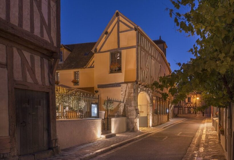 ホテル Hôtel Aux Vieux Remparts, The Originals Relais