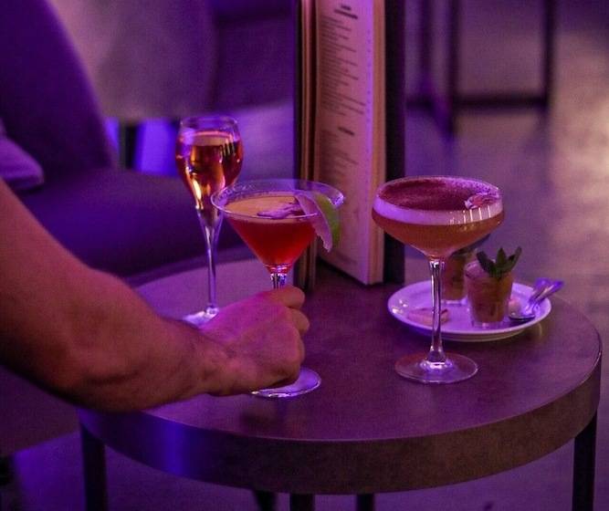 ホテル Hôtel Aux Vieux Remparts, The Originals Relais