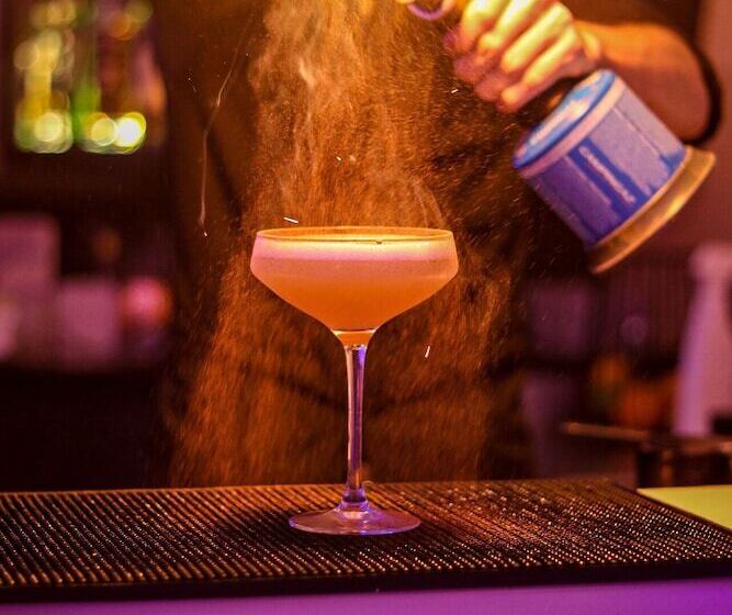 ホテル Hôtel Aux Vieux Remparts, The Originals Relais