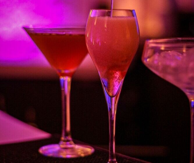 ホテル Hôtel Aux Vieux Remparts, The Originals Relais