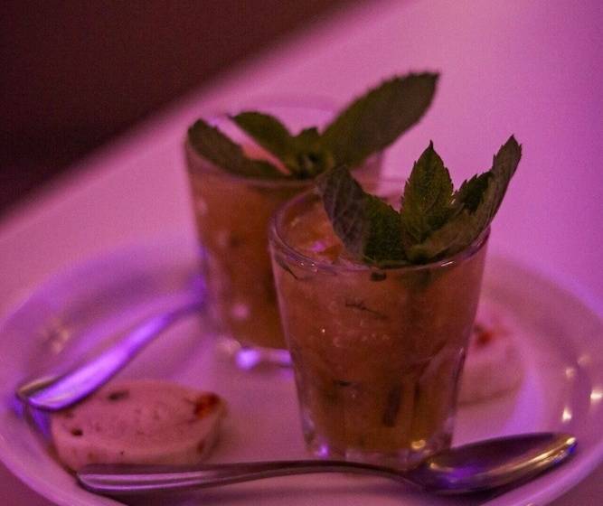 ホテル Hôtel Aux Vieux Remparts, The Originals Relais