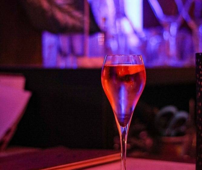 ホテル Hôtel Aux Vieux Remparts, The Originals Relais