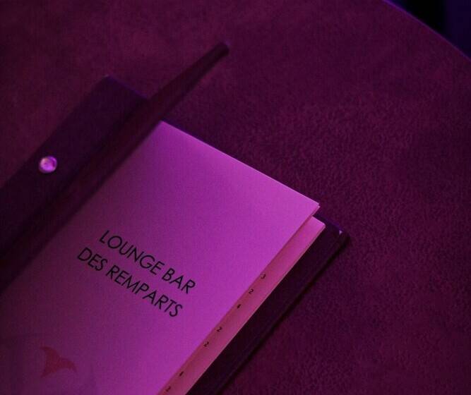 ホテル Hôtel Aux Vieux Remparts, The Originals Relais