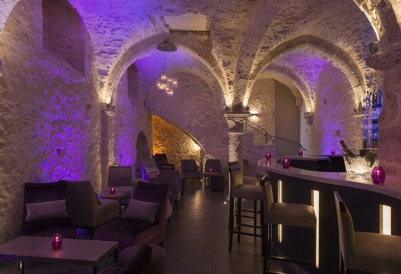 ホテル Hôtel Aux Vieux Remparts, The Originals Relais