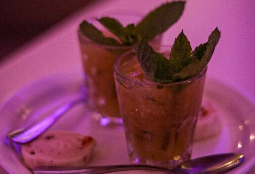 ホテル Hôtel Aux Vieux Remparts, The Originals Relais