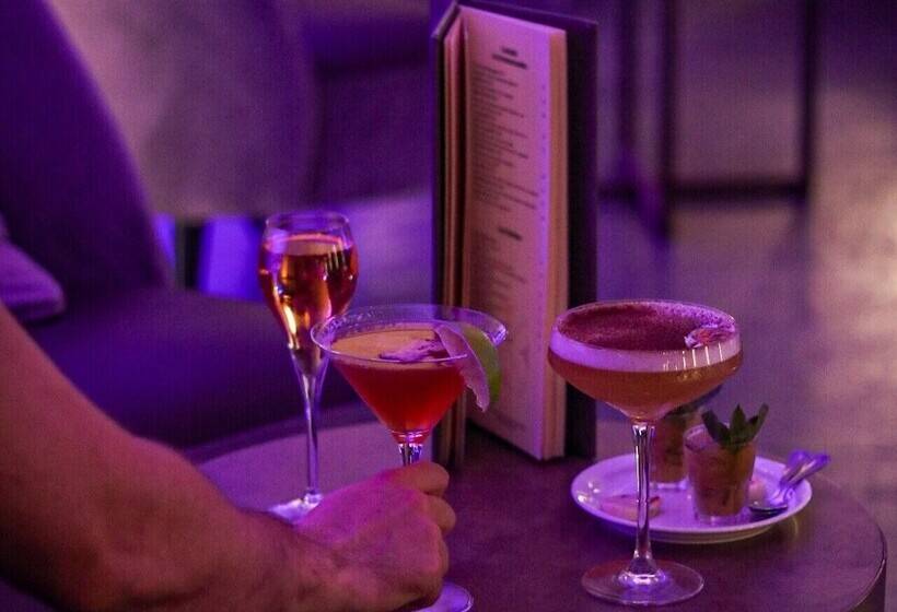 ホテル Hôtel Aux Vieux Remparts, The Originals Relais