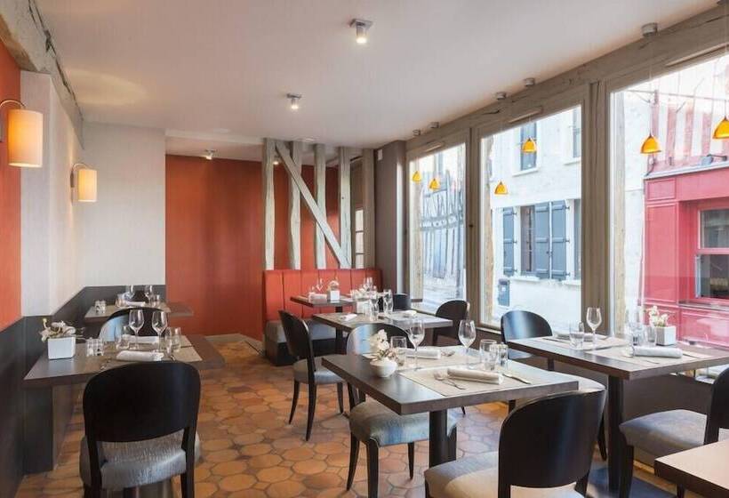 ホテル Hôtel Aux Vieux Remparts, The Originals Relais