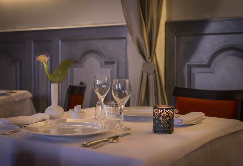 ホテル Hôtel Aux Vieux Remparts, The Originals Relais