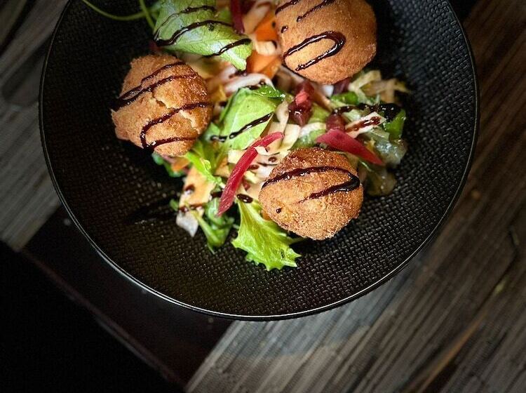 ホテル Hôtel Aux Vieux Remparts, The Originals Relais