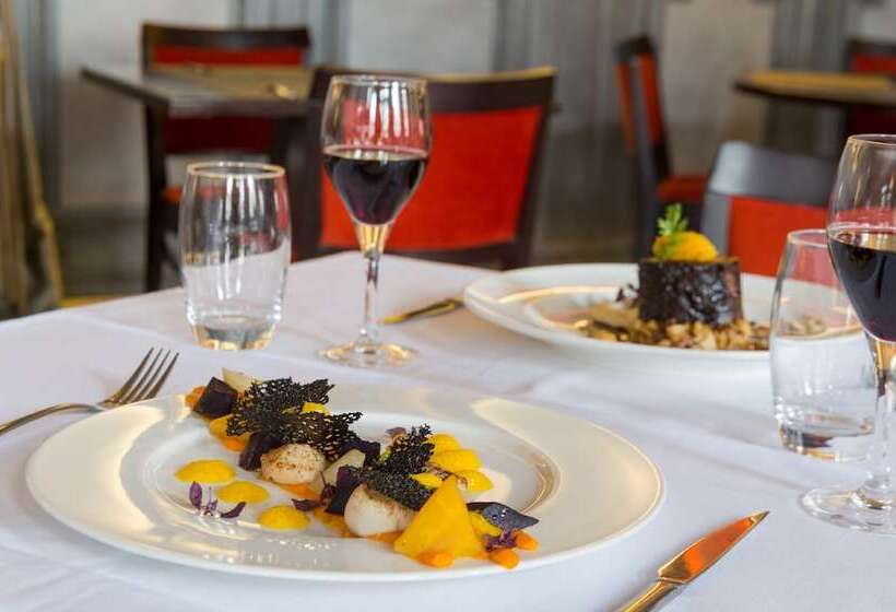 ホテル Hôtel Aux Vieux Remparts, The Originals Relais