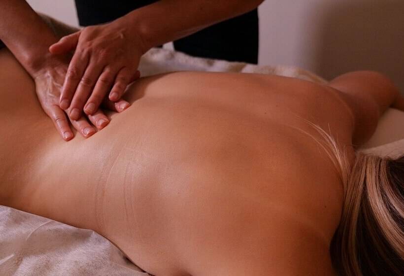 ホテル Hôtel Aux Vieux Remparts, The Originals Relais