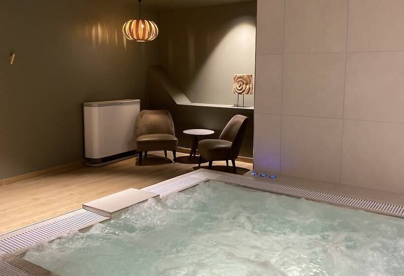 ホテル Hôtel Aux Vieux Remparts, The Originals Relais