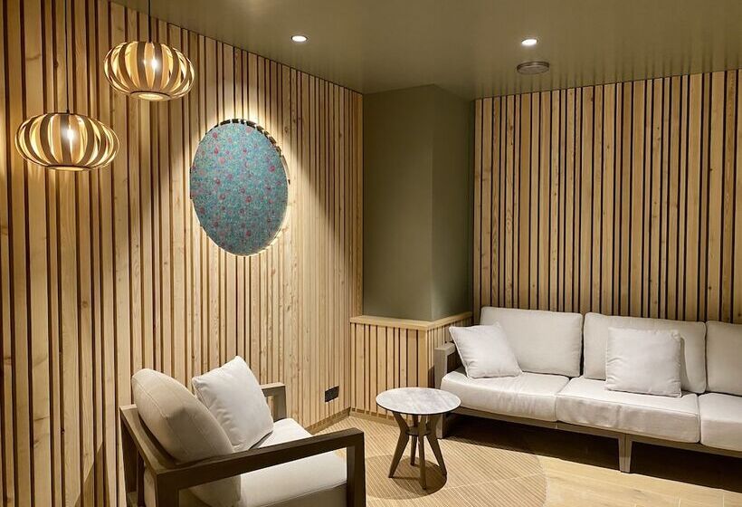 ホテル Hôtel Aux Vieux Remparts, The Originals Relais