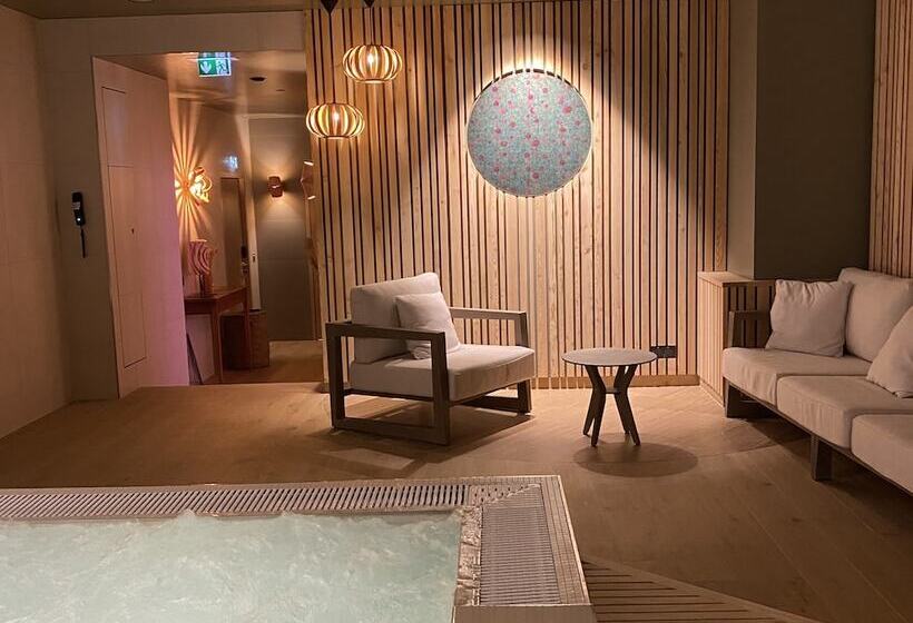 ホテル Hôtel Aux Vieux Remparts, The Originals Relais