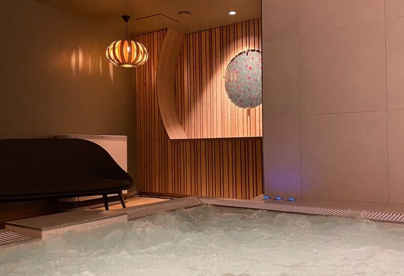 ホテル Hôtel Aux Vieux Remparts, The Originals Relais