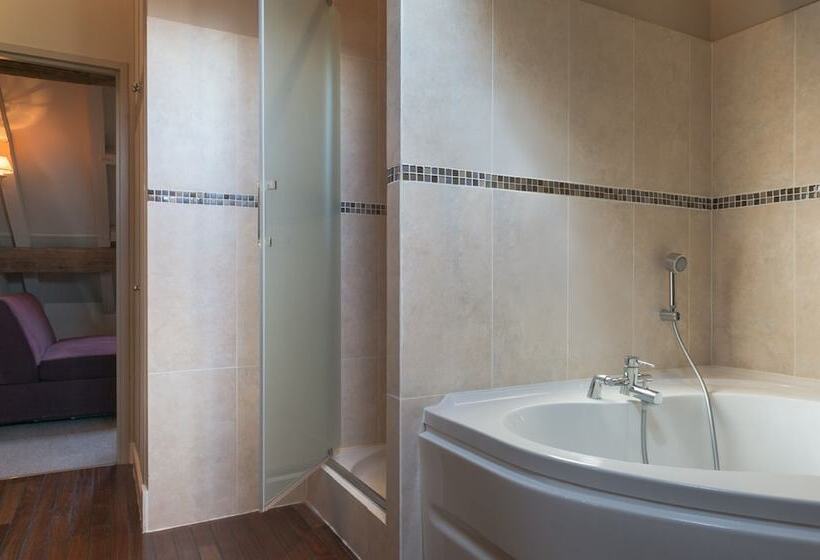 ホテル Hôtel Aux Vieux Remparts, The Originals Relais