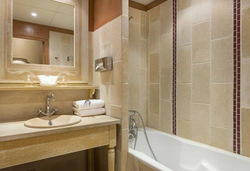 ホテル Hôtel Aux Vieux Remparts, The Originals Relais