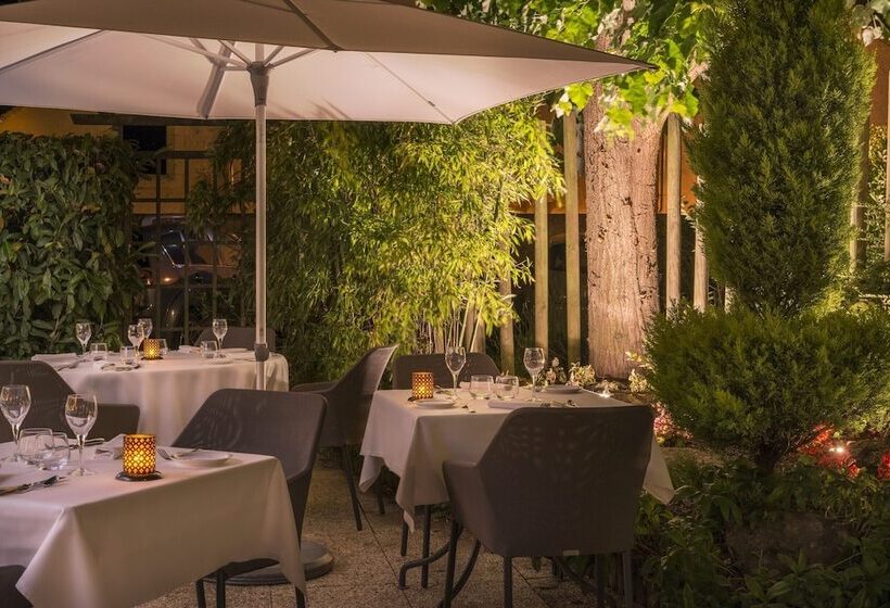 ホテル Hôtel Aux Vieux Remparts, The Originals Relais