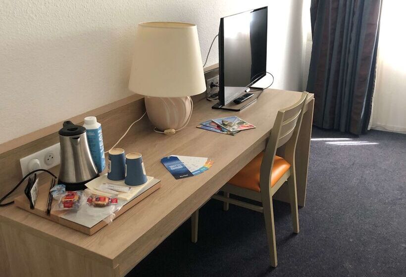 Отель Kyriad Nemours