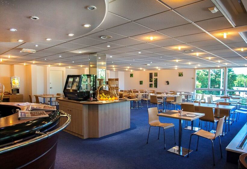 Отель Kyriad Nemours