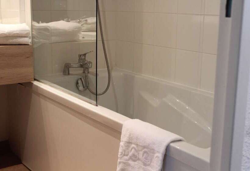 Отель Kyriad Nemours