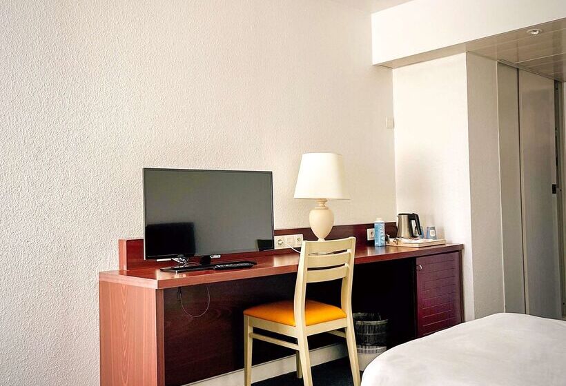 Отель Kyriad Nemours