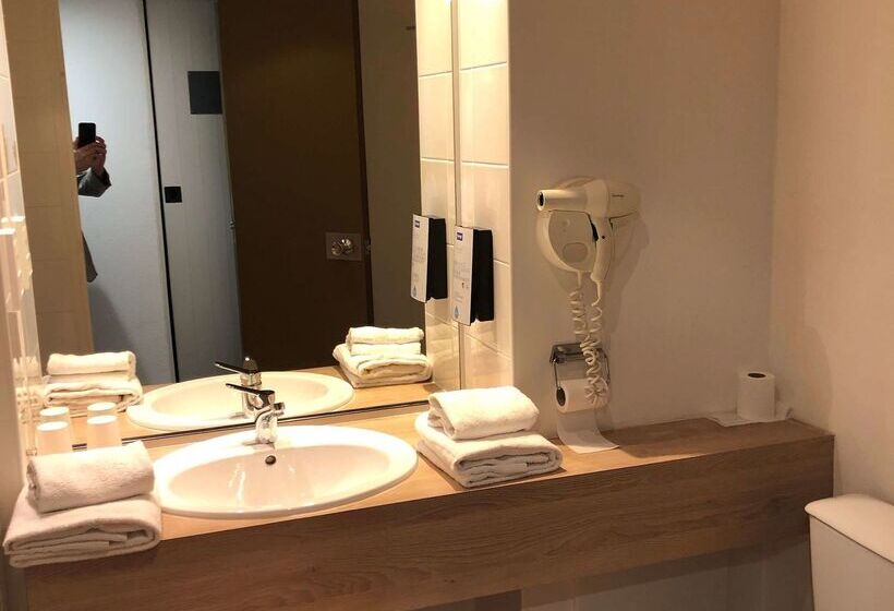 Отель Kyriad Nemours