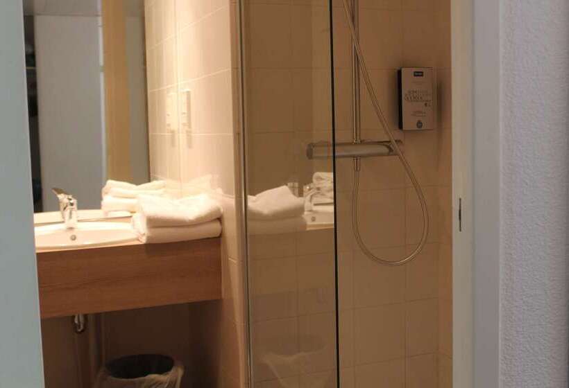 Отель Kyriad Nemours