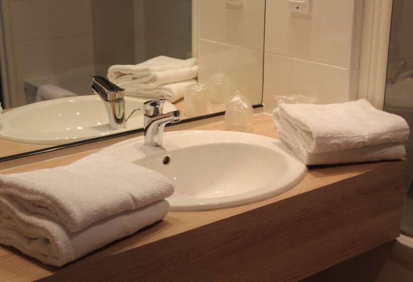 Отель Kyriad Nemours