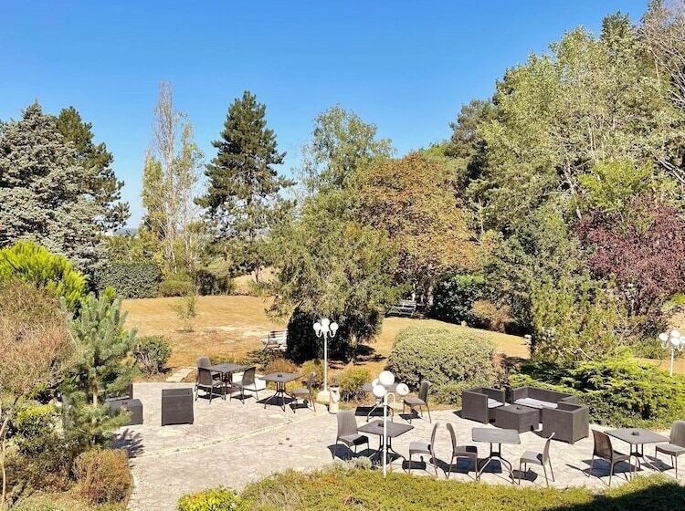 Отель Kyriad Nemours