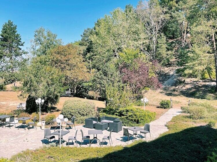 Отель Kyriad Nemours