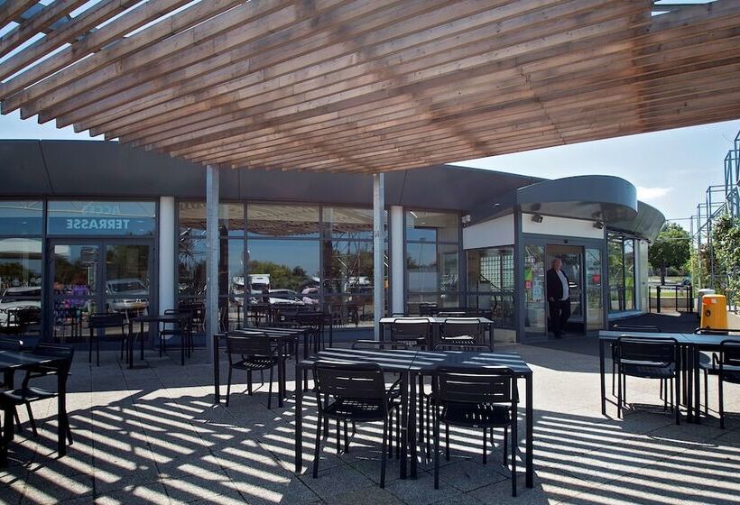 Отель Kyriad Nemours