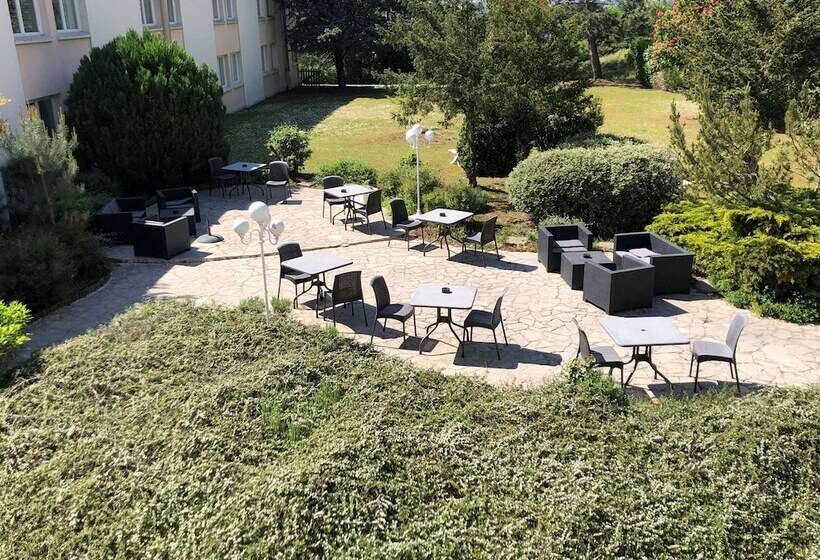 Отель Kyriad Nemours