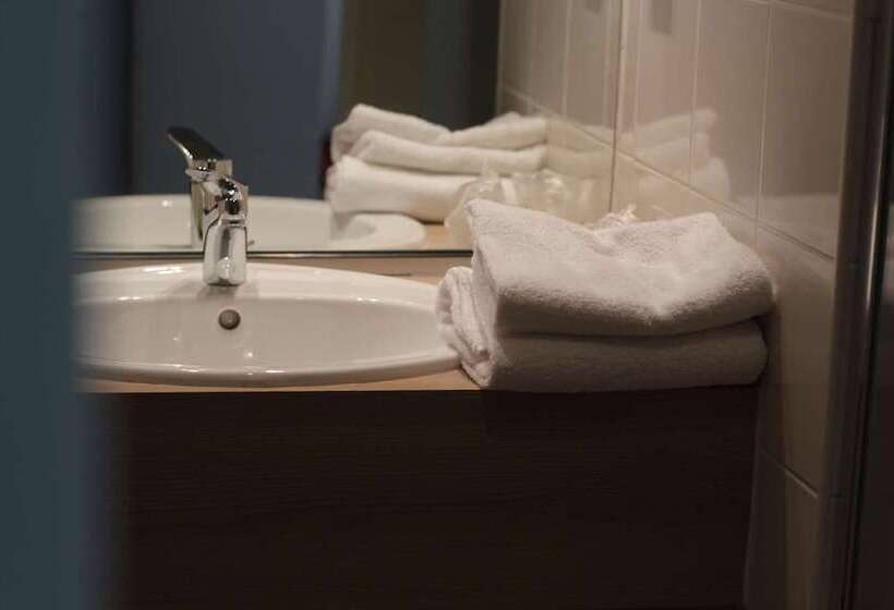 Отель Kyriad Nemours